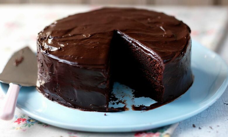 Como Fazer Bolo de Chocolate Fofinho com Cobertura Cremosa Fácil