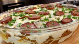 Batata Recheada de Forno com Molho à Bolonhesa e Molho Branco: Uma Delícia Irresistível!