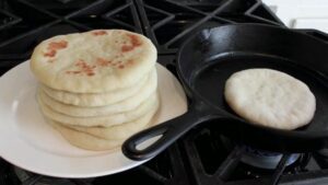 Faça Seu Próprio Pão Pita em Casa com Poucos Ingredientes
