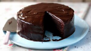 Como Fazer Bolo de Chocolate Fofinho com Cobertura Cremosa Fácil