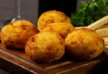 Como Fazer Bolinho de Frango Desfiado: Receita Caseira e Crocante para Festas