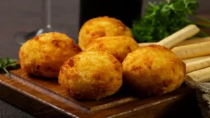 Como Fazer Bolinho de Frango Desfiado: Receita Caseira e Crocante para Festas